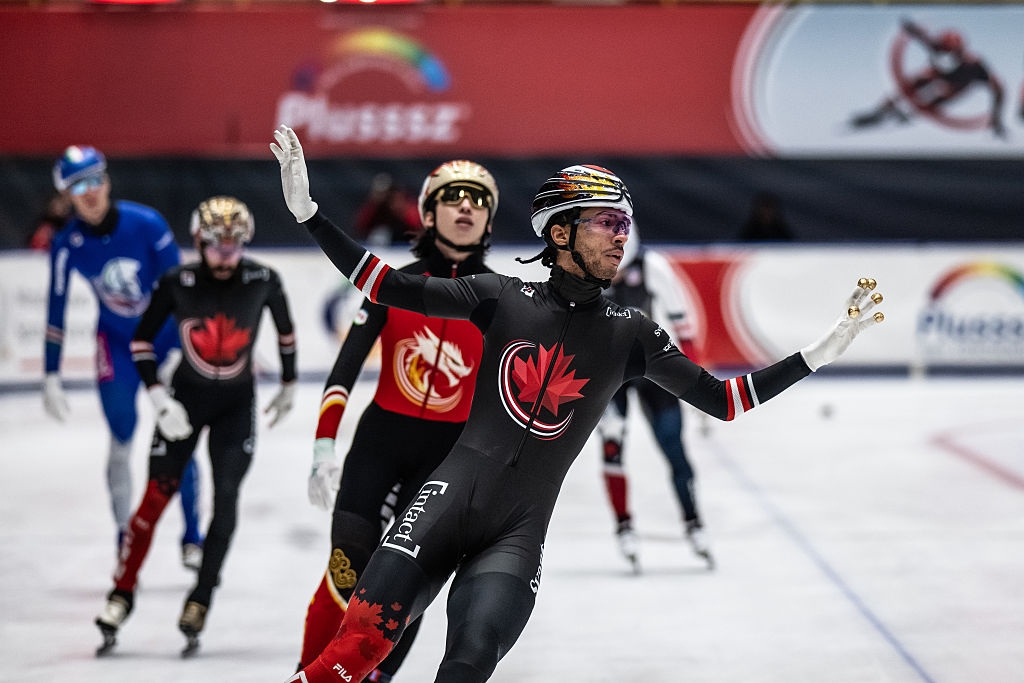 캐나다의 윌리엄 단지누가 23일(한국시간) 폴란드 그단스크에서 열린 2025~26 국제빙상경기연맹(ISU) 쇼트트랙 월드투어 3차 대회 남자 500ｍ에서 1위로 결승선을 통과하고 있다. ISU 제공