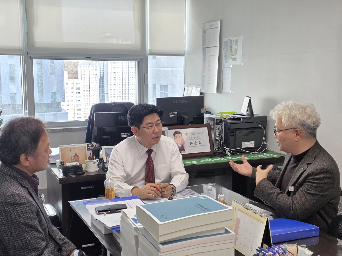 윤충식 의원이 21일 의원실에서 ‘2026년 AI국 예산안 업무보고’를 진행하고 있다.(사진=경기도의회)