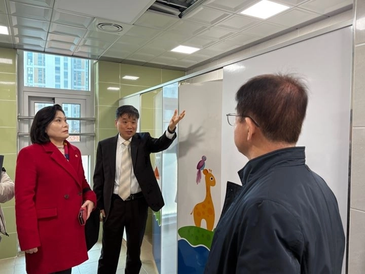 화장실 천장 내부 오수관로 파손을 점검하는 박춘선 의원