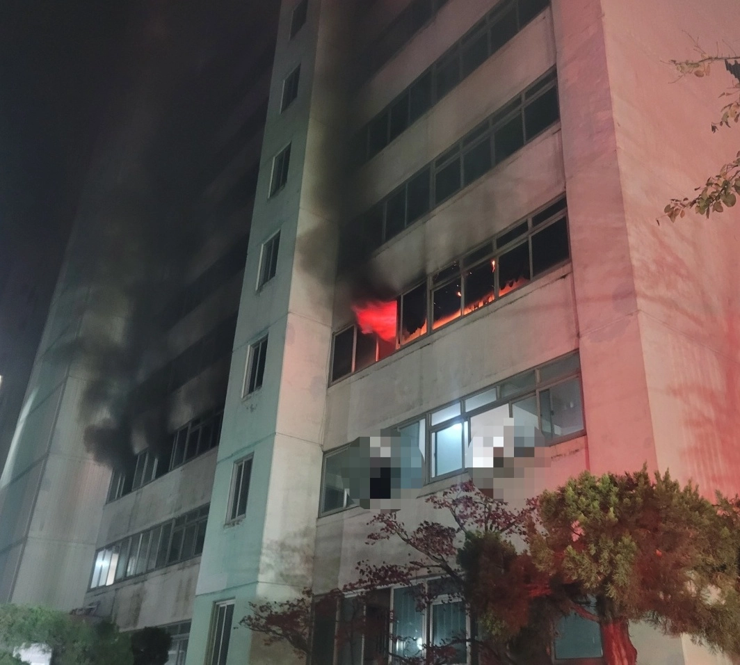 24일 오전 1시 47분쯤 대구 중구 남산동 한 아파트에서 불이 나 5명이 다치고 130명이 대피했다. 대구소방안전본부 제공