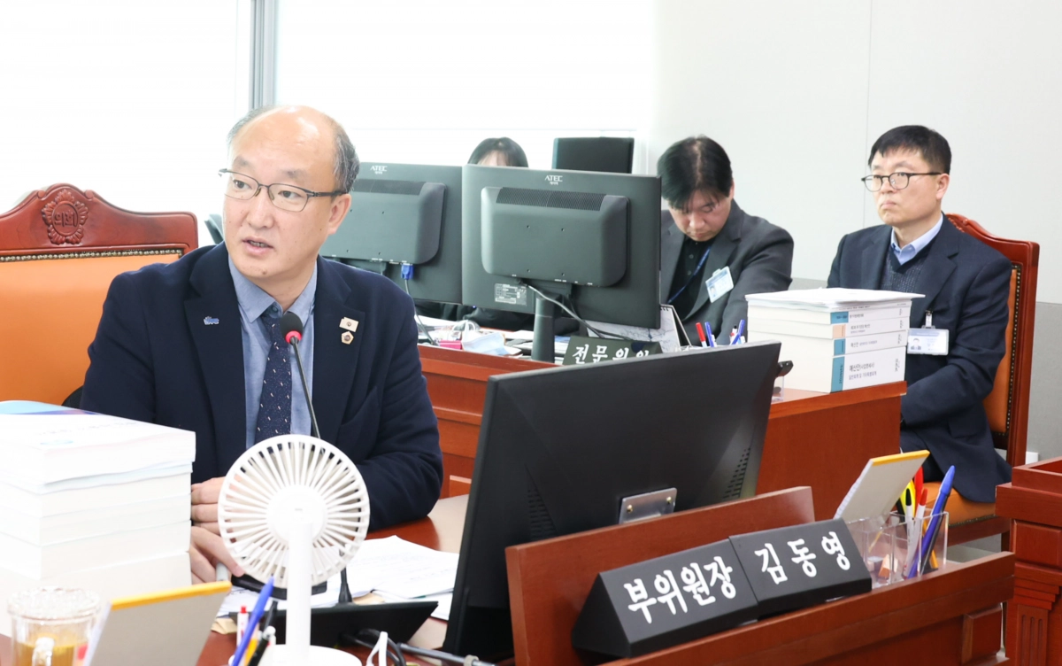 21일 건설국 소관 2025년 제3회 추가경정예산안 및 2026년 본예산안 심의 중인 김동영 의원.(사진=경기도의회)