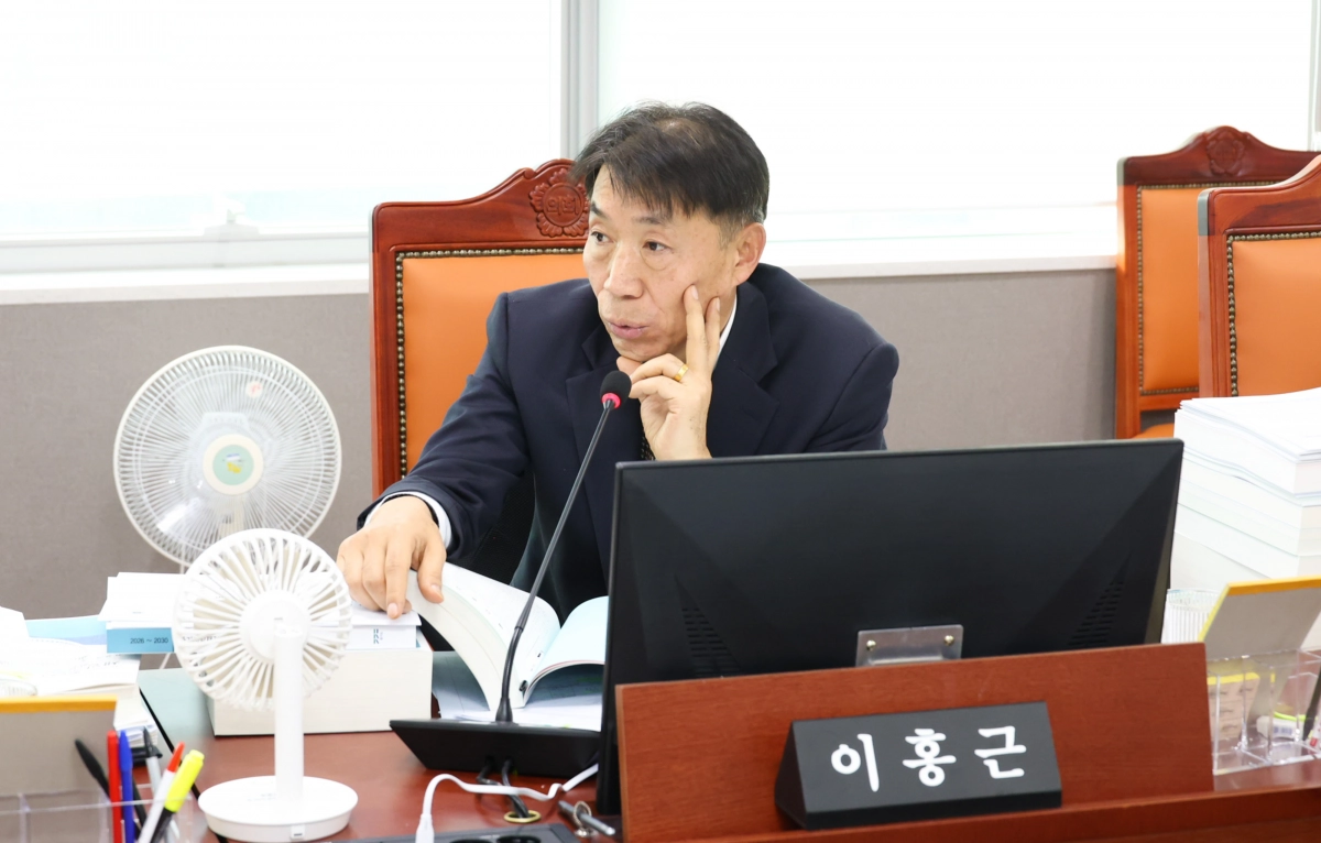 21일 건설국 예산심의를 진행 중인 이홍근 의원.(사진=경기도의회)