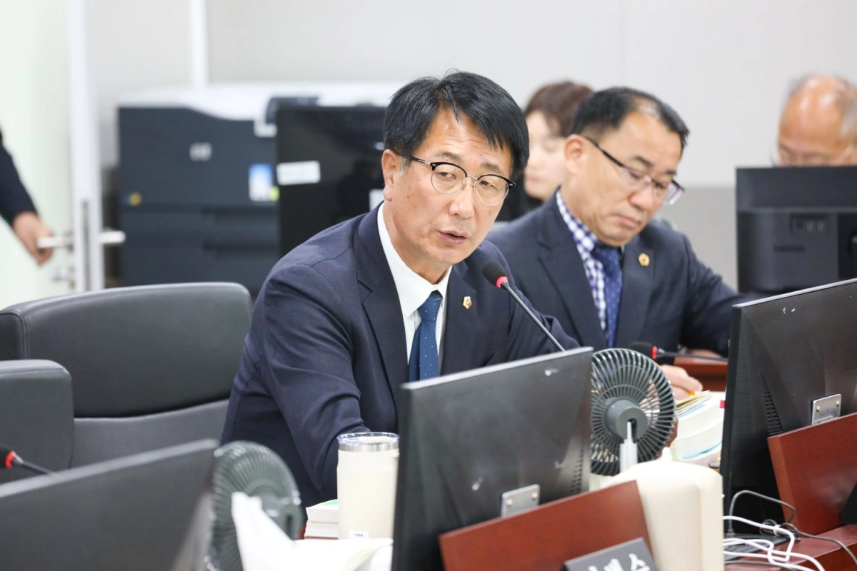 21일 2026년도 경기도 경제실 본예산 심의 중인 김재균 의원.(사진=경기도의회)