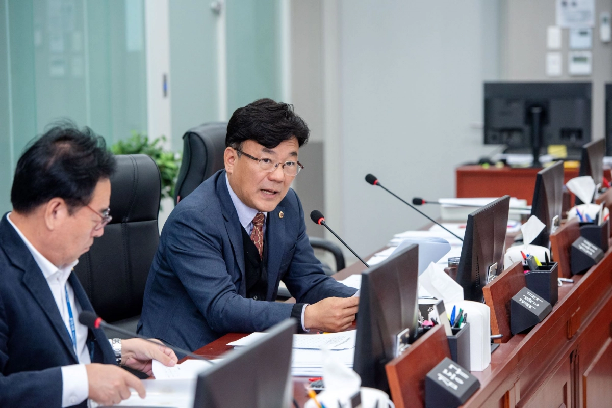 최만식 의원이 24일 2026년도 경기도 보건건강국 본예산안을 심사하며 질의하고 있다.(사진=경기도의회)