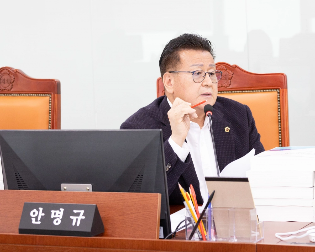 안명규 의원이 21일 건설교통위원회 2026년도 경기도 건설본부 예산안을 심의하며 질의하고 있다.(사진=경기도의회)