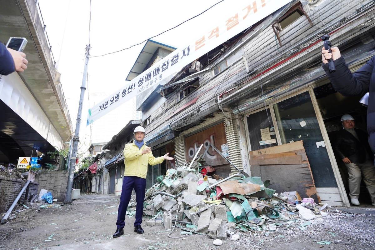 이승로 서울 성북구청장이 지난 19일 서울의 대표적 성매매 집결지였던 ‘미아리 텍사스’가 있는 신월곡제1구역 재개발 철거 현장을 둘러보고 있다. 성북구 제공