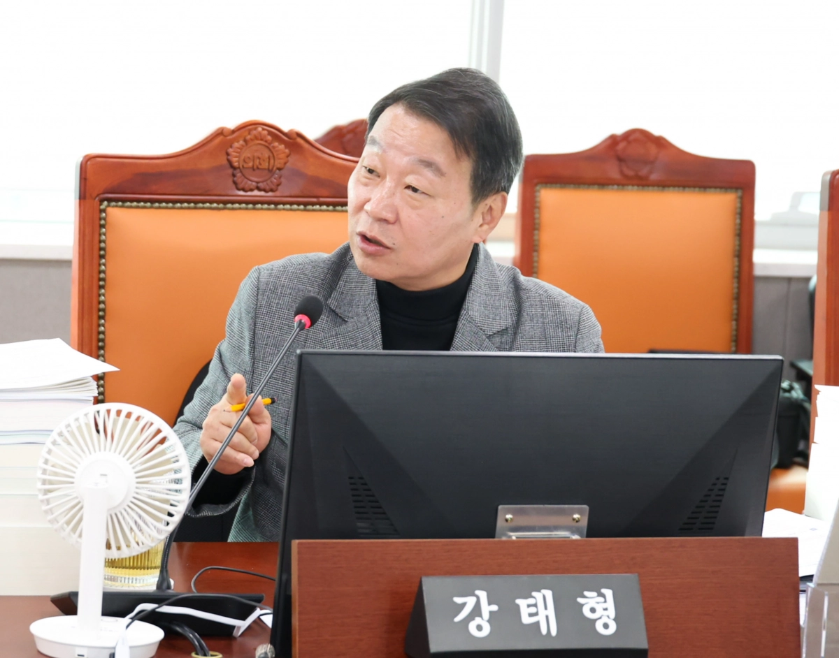 강태형 의원이 24일 2026년도 교통국 본예산을 심사하며 질의하고 있다.(사진=경기도의회)