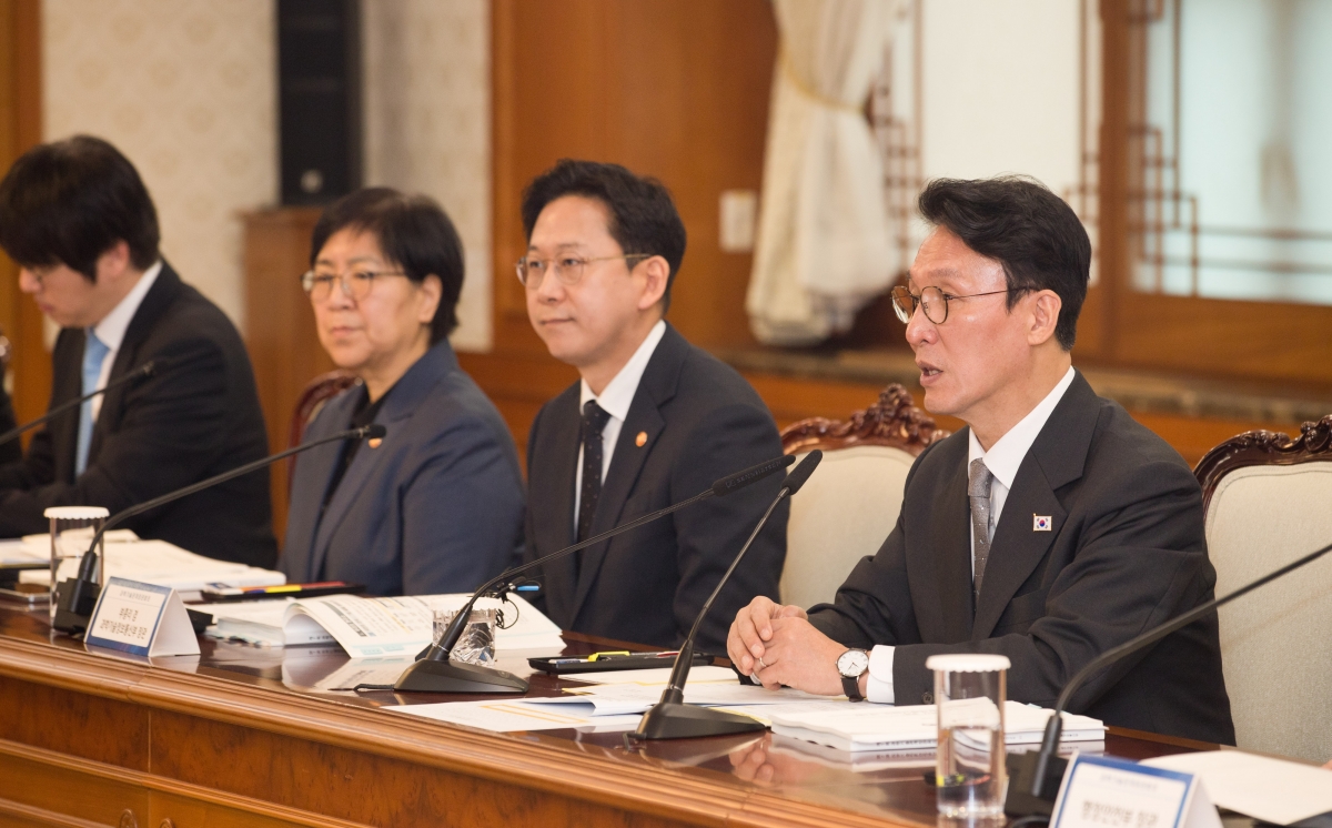 김민석 국무총리가 24일 오전 서울 종로구 정부서울청사 본관 대회의실에서 ‘제1회 과학기술관계장관회의’ 를 주재하고 있다.  김 총리, 배경훈 과학기술정보통신부 부총리 겸 장관, 정은경 보건복지부장관, 하정우 대통령비서실 AI미래기획수석(오른쪽부터)  과학기술정보통신부 제공