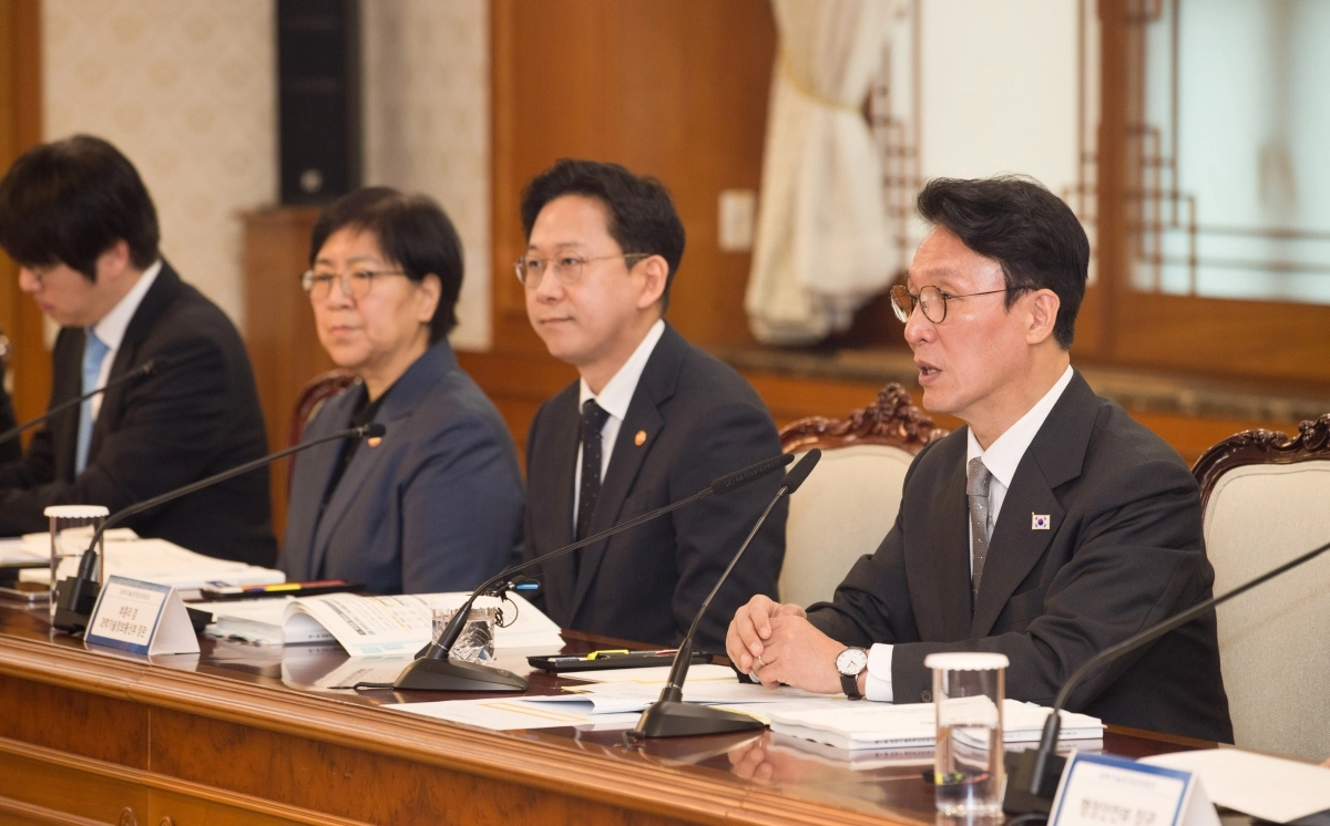 김민석 국무총리가 24일 오전 서울 종로구 정부서울청사 본관 대회의실에서 ‘제1회 과학기술관계장관회의’ 를 주재하고 있다.  김 총리, 배경훈 과학기술정보통신부 부총리 겸 장관, 정은경 보건복지부장관, 하정우 대통령비서실 AI미래기획수석(오른쪽부터)  과학기술정보통신부 제공