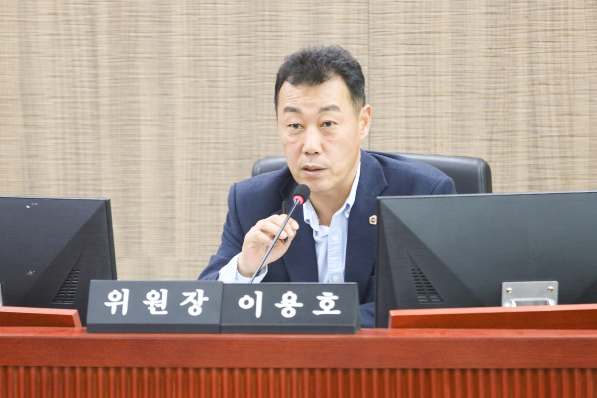 이용호 의원이 21일 경제노동위원회 경제위 소관 2026년도 본예산을 심사하며 질의하고 있다.(사진=경기도의회)