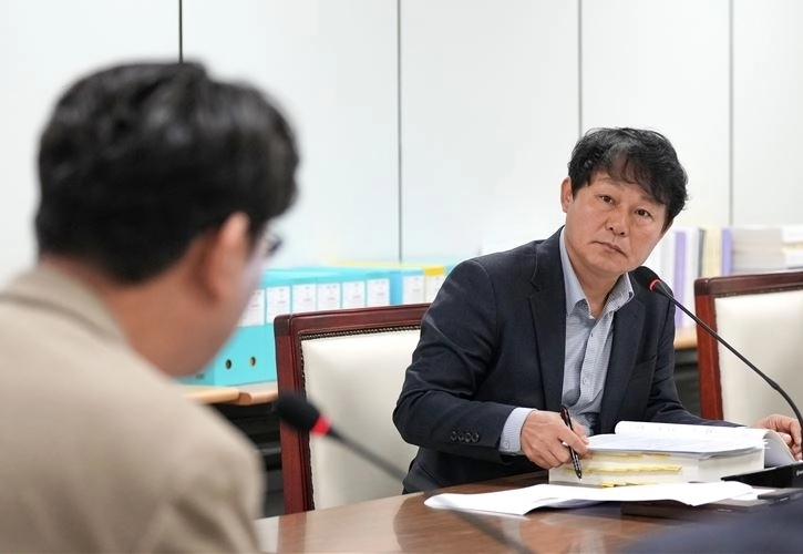 하남시의회 정병용 부의장이 지난 21일 제344회 하남시의회 제2차 정례회 2025년도 행정사무감사에서 법무감사관 소관 사무에 대해 질의하고 있다. 정병용 부의장실 제공
