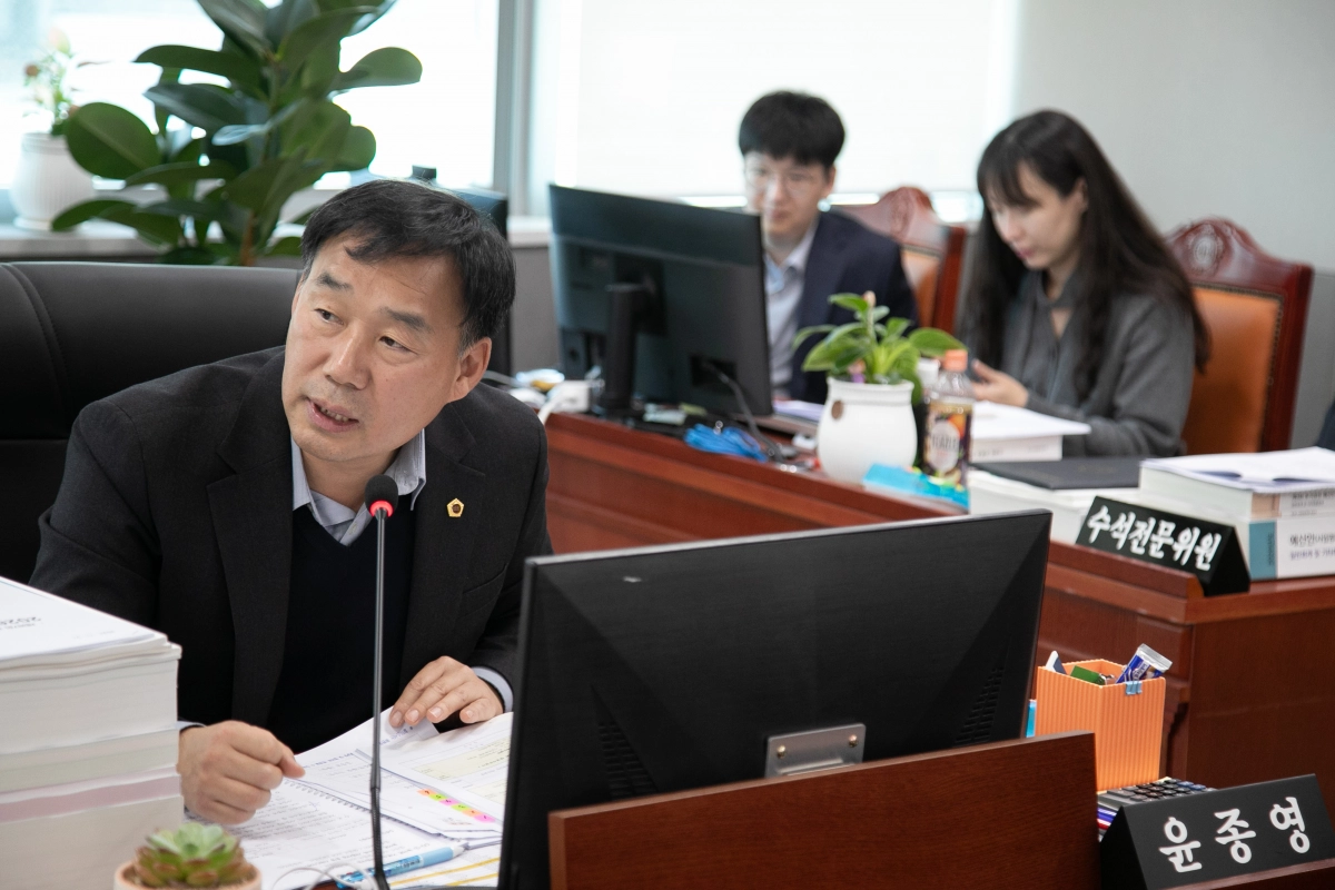 윤종영 의원이 21일 경기도 농수산생명과학국 2026년도 본예산을 심의하며 질의하고 있다.(사진=경기도의회)