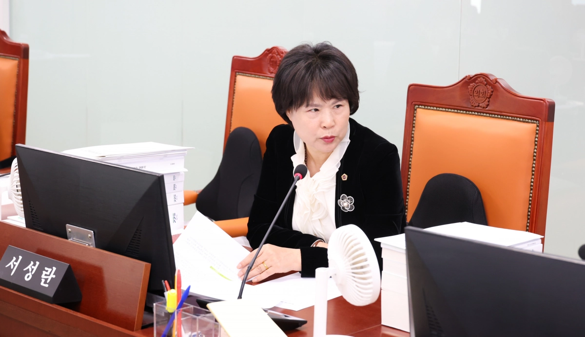 서성란 의원이 21일 건설교통위원회 2026년도 건설국 예산안을 심사하며 질의하고 있다.(사진=경기도의회)