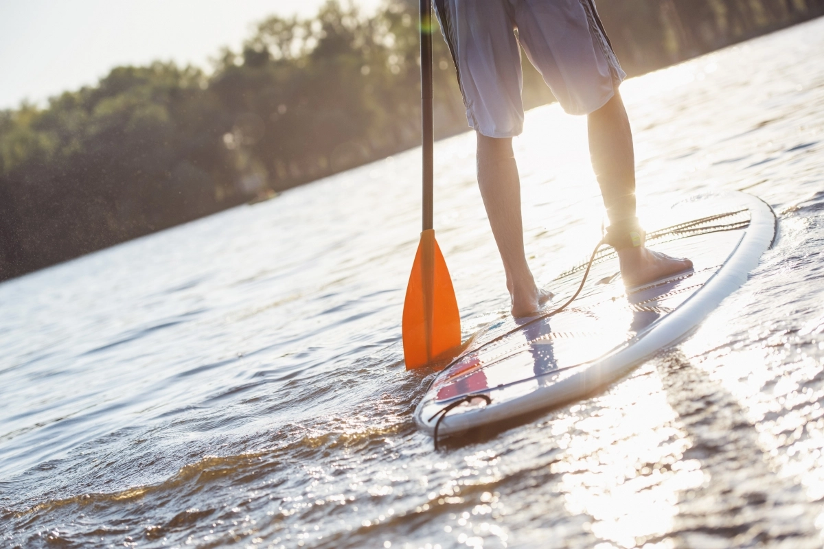 물 위에서 패들보딩을 즐기는 모습.123rf