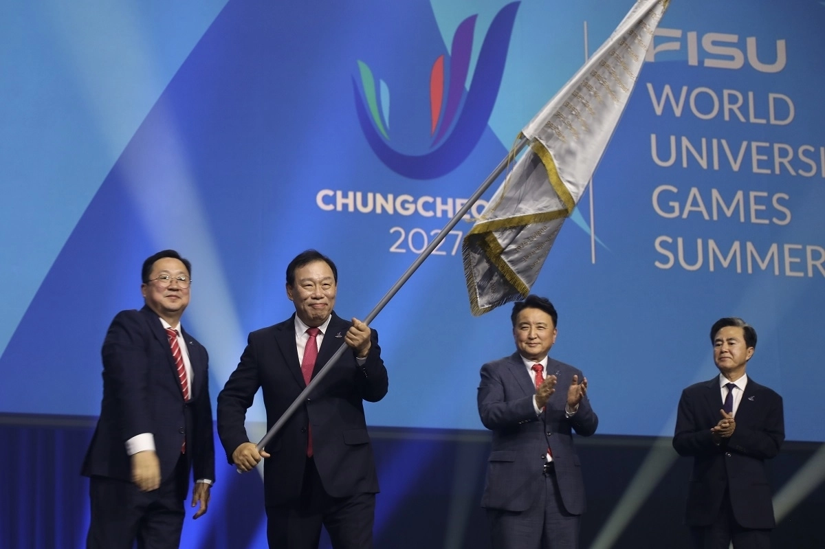 지난 7월 28일 독일에서 열린 ‘2025 라인-루르 하계 세계대학 경기대회(U대회)’ 폐막식에서 차기 개최지인 충청권 4개 단체장이 대회기를 인수하였다. 사진 왼쪽부터 이장우 대전시장, 최민호 세종시장, 김영환 충북도지사, 김태흠 충남도지사. 서울신문 DB