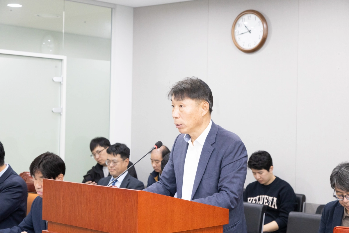 이홍근 의원이 대표발의한  ‘경기도 주차장 태양광발전소 설치·운영 지원 조례안’ 제안설명을 하고 있다.(사진=경기도의회)