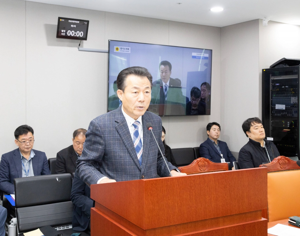 김성수 의원이 대표 발의한 ‘경기도 교통안전 체험시설 설치 및 운영 지원 조례안’ 제안설명을 하고 있다.(사진=경기도의회)