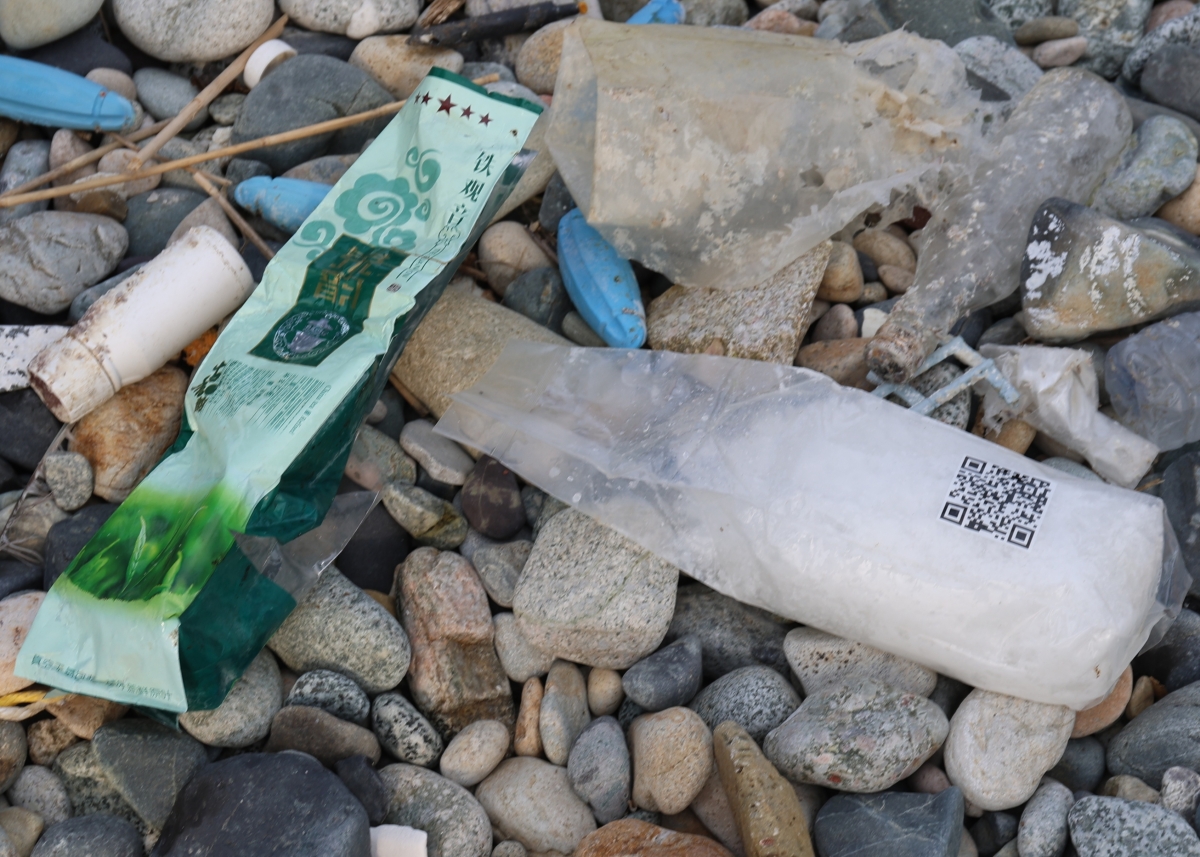 경북 영덕군 해안가에서 발견된 마약 의심 물질. 울진해양경찰서 제공