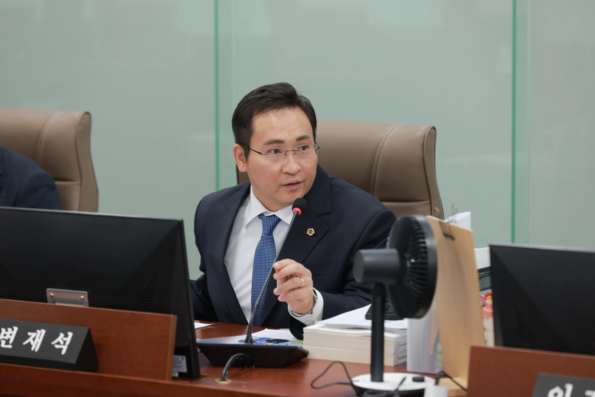 변재석 의원이 20일 2026년도 경기도교육비특별회계 세입·세출 예산안을 심사하며 질의하고 있다.(사진=경기도의회)