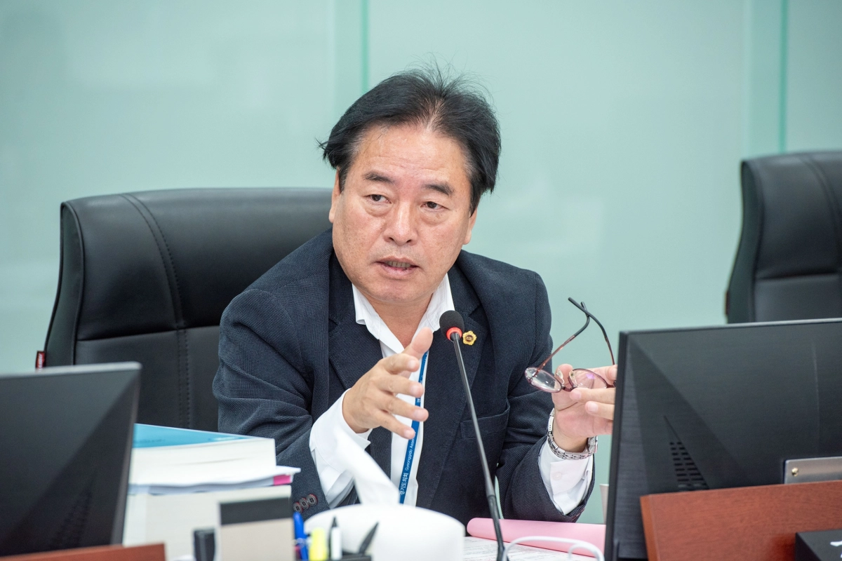 김동규 의원이 2026년도 경기도 복지국 예산을 심사하며 질의하고 있다.(사진=경기도의회)