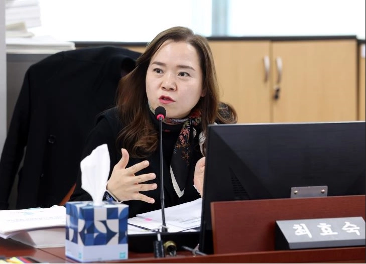 최효숙 의원이 21일 ‘경기도의회 여성가족평생교육위원회 교육지원사업 보고’에서 외국인 아동 언어장벽 해소 및 랭귀지스쿨 운영 개선과 협력 모델 마련을 주문하고 있다.(사진=경기도의회)