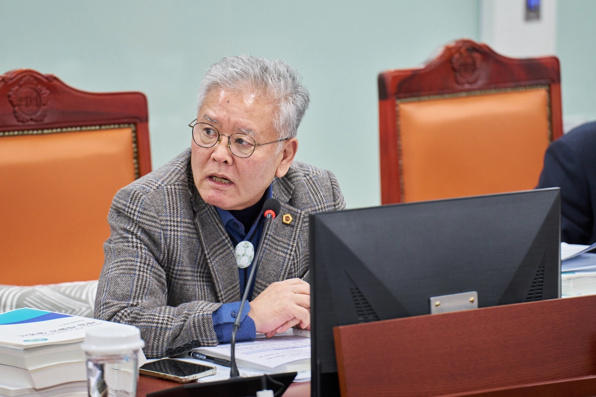 홍원길 의원이 24일 문화체육관광위원회 2026년 본예산을 심사하며 질의하고 있다.(사진=경기도의회)