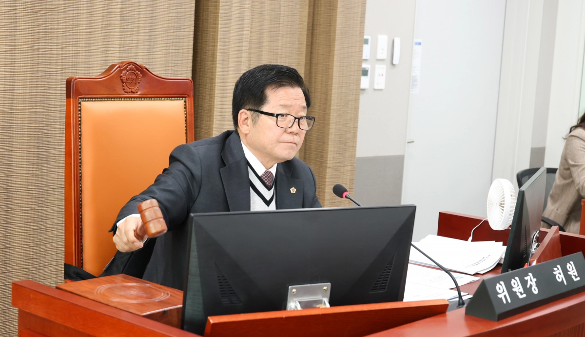 건설교통위원회 허원 위원장이 21일 제387회 정례회 건설국 예산안 심사를 진행하고 있다.(사진=경기도의회)