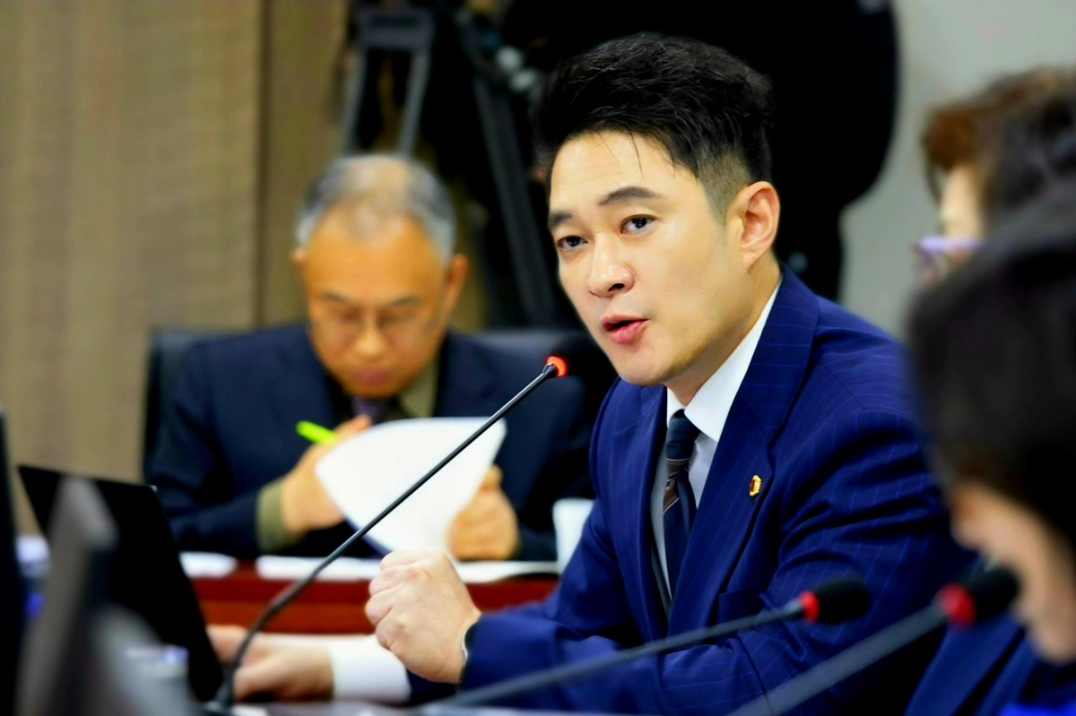 전석훈 의원이 24일 국제협력국 예산안을 심사하며 질의하고 있다.(사진=경기도의회)