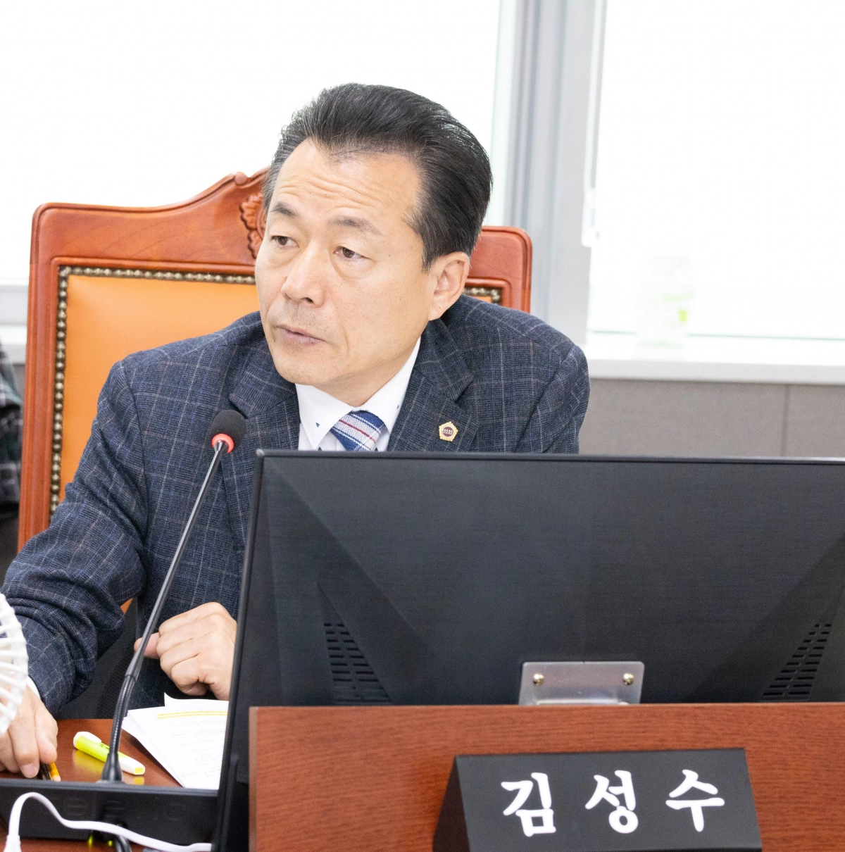 김성수 의원이 24일 교통국 소관 2025년 제3회 추가경정예산안 및 2026년 본예산안을 심의하며 질의하고 있다.(사진=경기도의회)