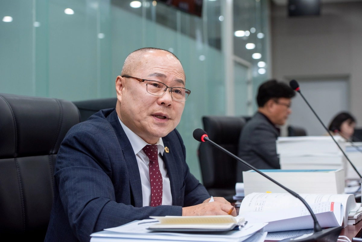 박재용 의원이 24일 보건건강국 예산을 심의하며 질의하고 있다.(사진=경기도의회)