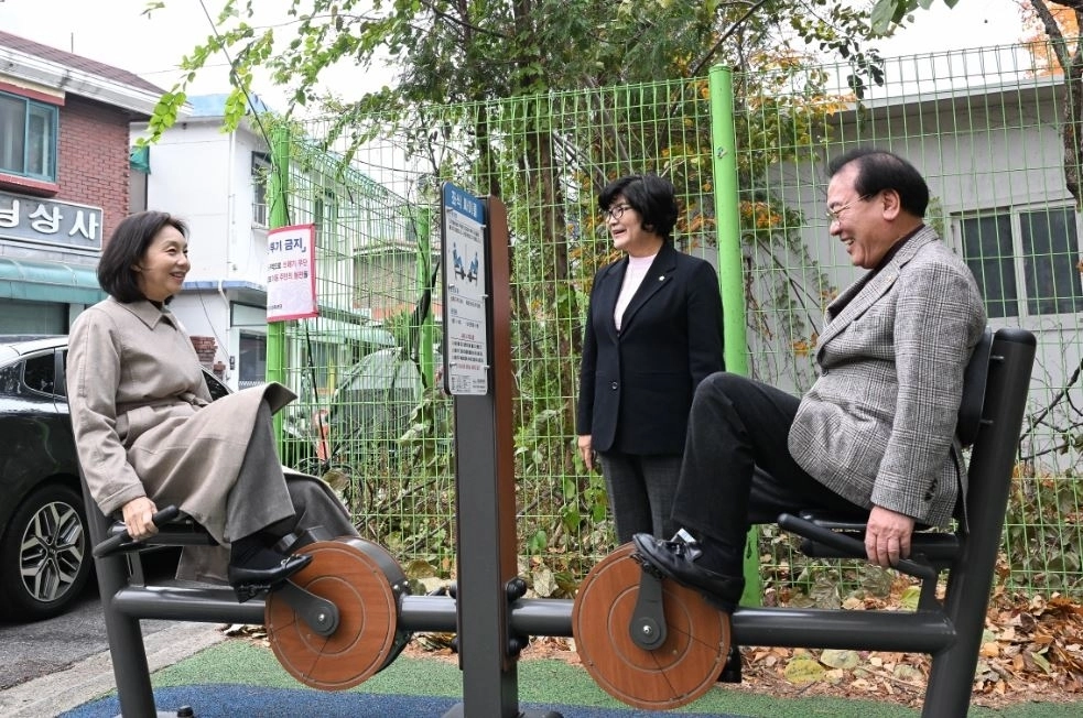 어르신 놀이터 운동기구 직접 사용해보는 최호정 의장과 이종환 부의장