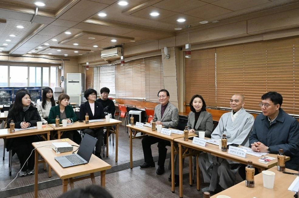 어르신 돌봄시설 운영 현황 청취 중인 최호정 의장