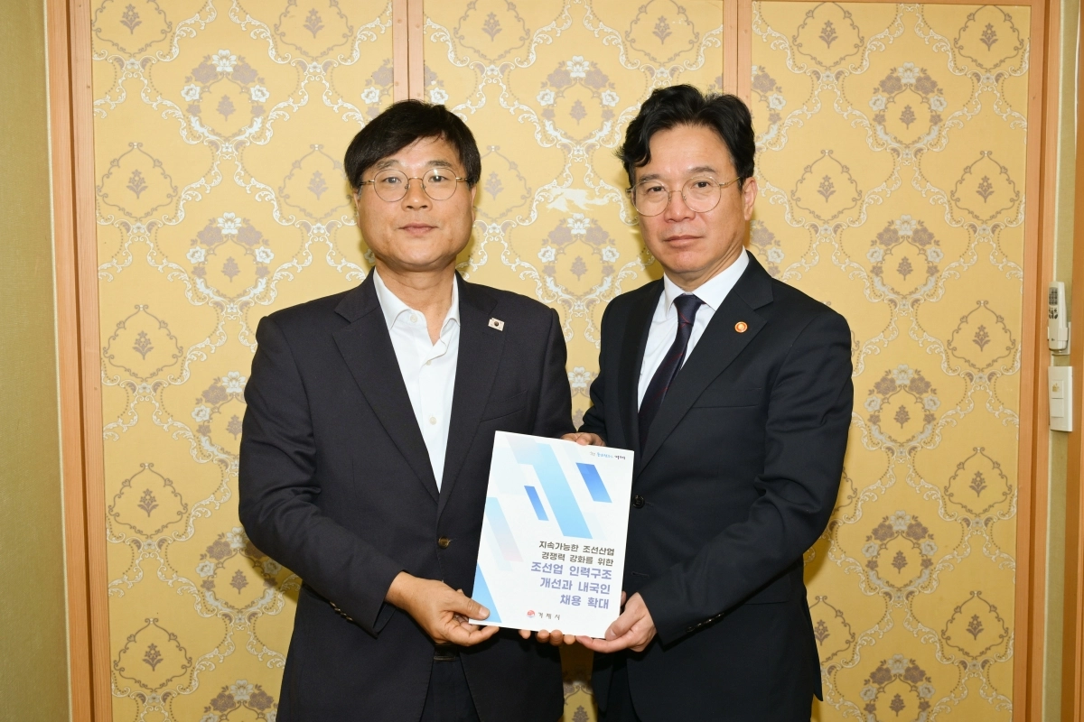 24일 변광용(왼쪽) 거제시장이 김영훈 고용노동부 장관을 만나 외국인 노동자 쿼터 축소, 조선산업기본법 제정, 내국인 채용 확대 등 지역 현안을 건의하고 있다. 2025.11.24. 거제시 제공