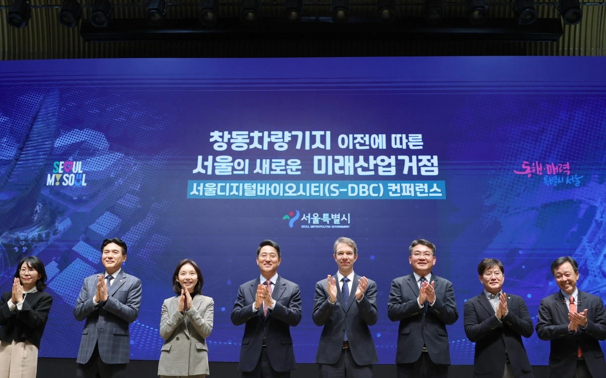 오세훈(왼쪽 네 번째) 서울시장과 오승록(여섯 번째) 노원구청장, 요하네스 프루에하우프(다섯 번째) 바이오랩스 최고경영자(CEO)가 24일 시청에서 열린 ‘서울디지털바이오시티(S-DBC) 컨퍼런스’에서 기념촬영을 하고 있다. 연합뉴스