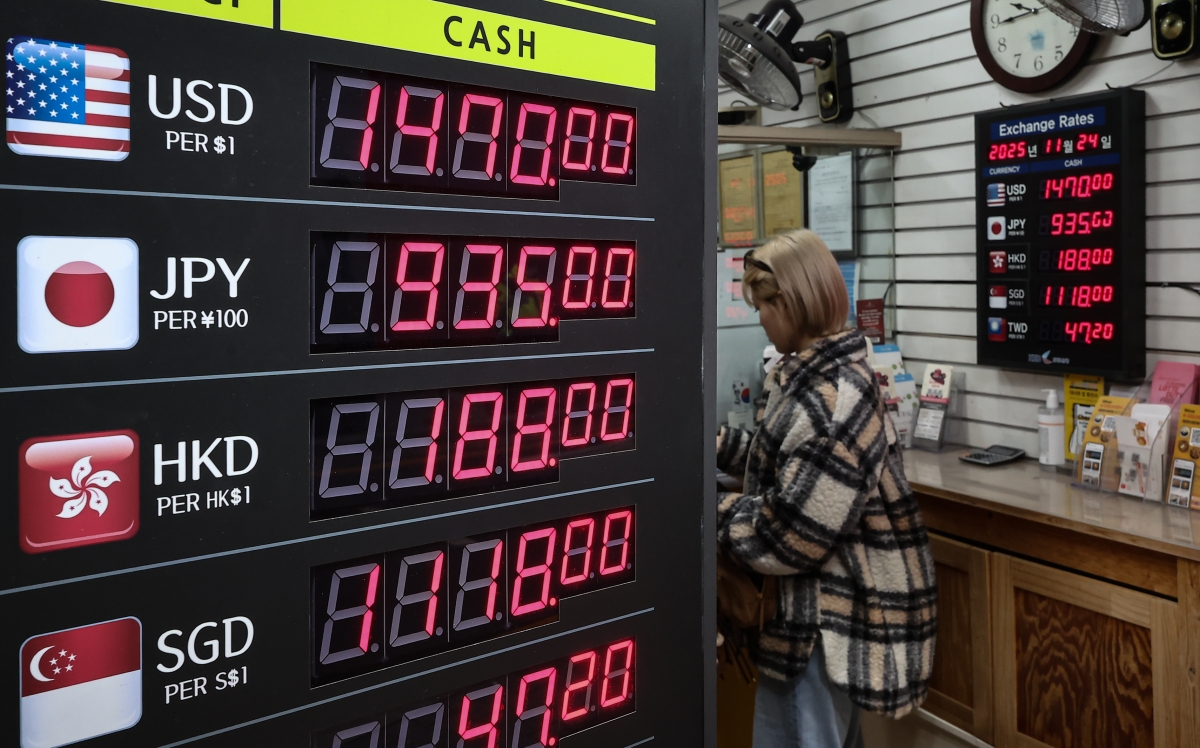 thumbnail - 국민연금까지 ‘환율 불끄기’ 투입<br>기재부·한은 등 ‘4자 협의체’ 가동