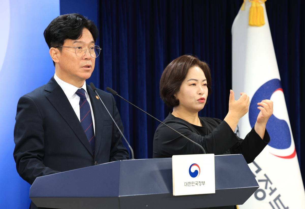 김영훈(왼쪽) 고용노동부 장관이 24일 정부서울청사에서 노동조합 및 노동관계조정법 시행령 개정안(일명 ‘노란봉투법’) 브리핑을 하고 있다. 노동부는 하청 노동조합이 원청 회사와 단독으로 교섭할 수 있도록 시행령을 개정했다. 뉴스1