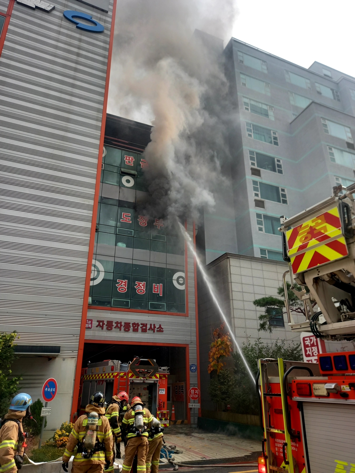 24일 경기 고양시 덕양구의 한 자동차검사소에서 불이 나 소방대원들이 3층 화재를 진압하고 있다. 민간인 피해는 없었지만, A소방경이 심정지 상태로 발견돼 병원으로 옮겨졌다. 경기도북부소방재난본부 제공