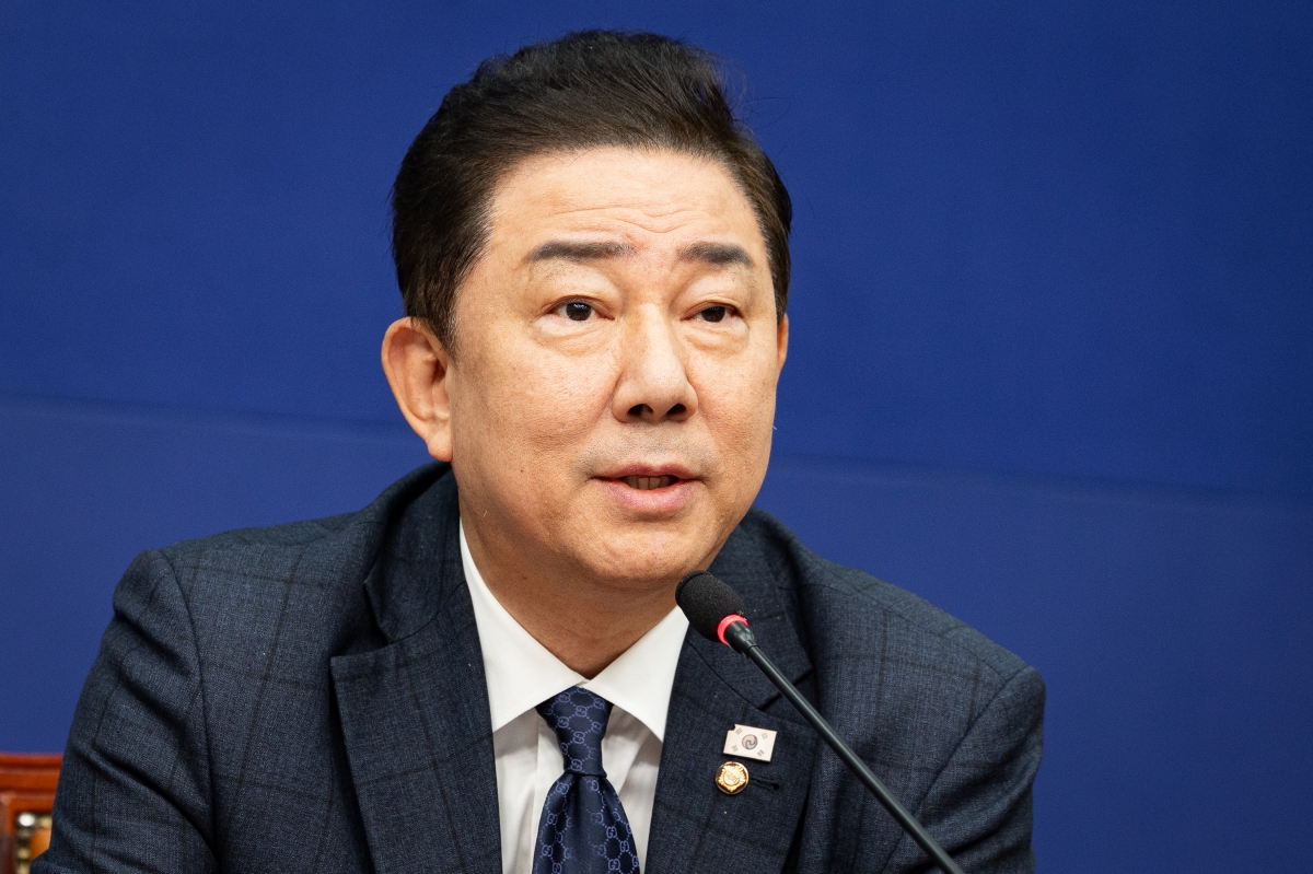 김병기 더불어민주당 원내대표가 24일 서울 여의도 국회에서 열린 최고위원회의에서 모두 발언을 하고 있다. 2025.11.24 뉴스1