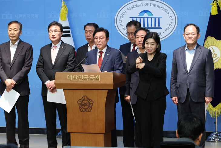 박형수 의원 등 국민의힘 소속 예결특위 위원들이 24일 서울 여의도 국회 소통관에서 지역 상품권 예산, 대통령실 특활비 예산 등에 대한 삭감과 내집마련 특별대출 등 예산 증액을 요구하는 기자회견을 하고 있다. 2025.11.24 연합뉴스