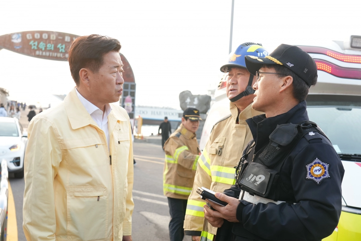 오영훈 제주도지사가 24일 우도 천진항에서 발생한 차량 돌진 사고 현장을 긴급 방문해 피해자 구조 상황을 점검하고 있다. 제주도 제공