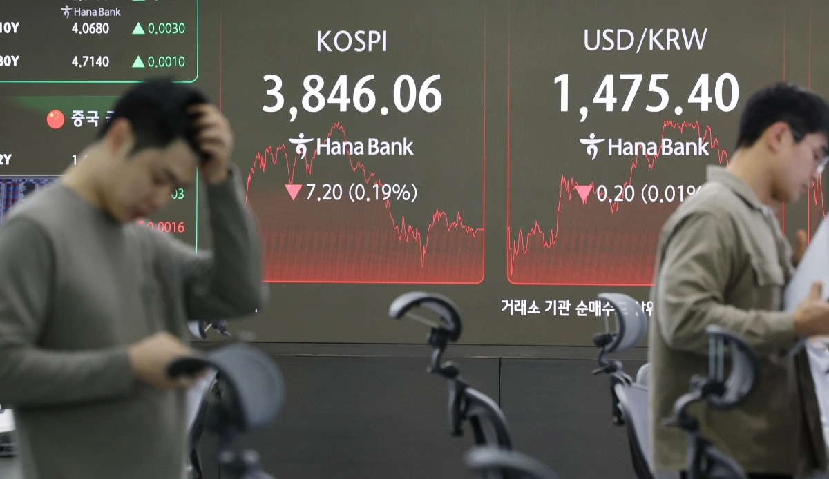 24일 오후 서울 중구 하나은행 딜링룸 현황판에 코스피 지수 등이 표시되고 있다. 이날 코스피는 전장보다 7.20포인트(0.19%) 내린 3846.06에 장을 마쳤다. 연합뉴스