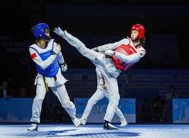 발차기 공격을 시도하고 있는 김유진(오른쪽). 세계태권도연맹 제공