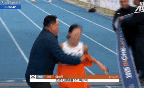 인천 국제마라톤 현장에서 김완기 삼척시청 감독이 여자 선수의 신체를 과도하게 접촉했다는 논란이 불거졌다. KBS 스포츠 중계 영상 갈무리