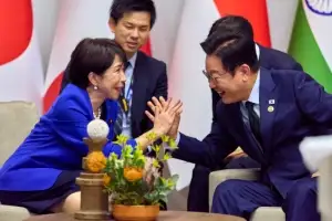 [포토] 이재명 대통령, 다카이치 사나에 일본 총리와 비공식 약식회담