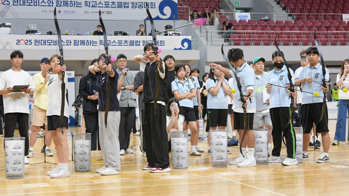지난 7월 충남 천안 남서울대학교에서 열린 ‘2025 현대모비스와 함께하는 학교스포츠클럽 양궁대회’에서 학생들이 승부를 겨루고 있다. 현대모비스 제공