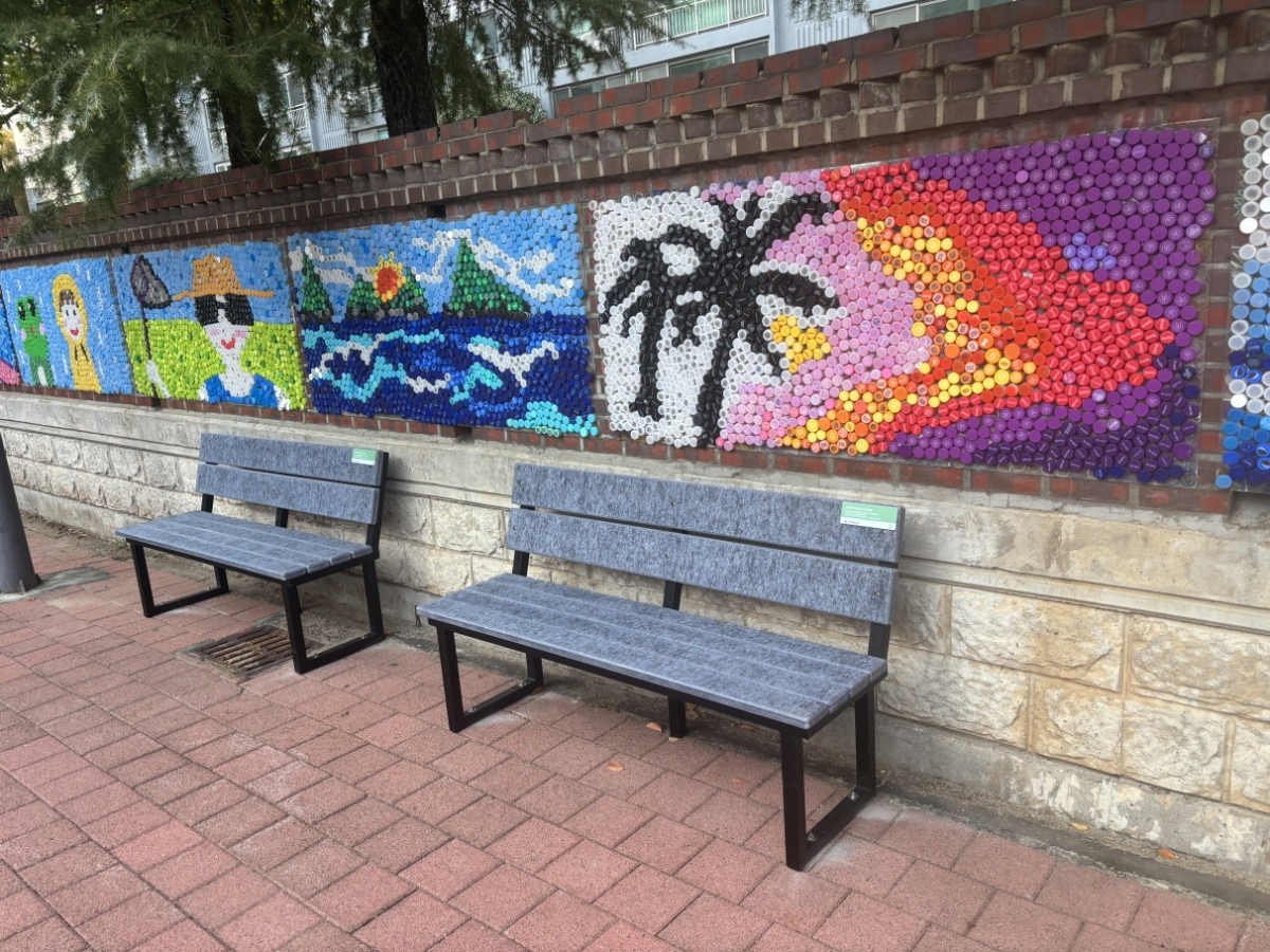 신세계백화점은 지난 6일 광주시 운천어린이공원에서 ‘리뉴 벤치 기증식’을 갖고, 총 10개의 친환경 벤치를 지역 사회에 전달했다. 신세계백화점 제공