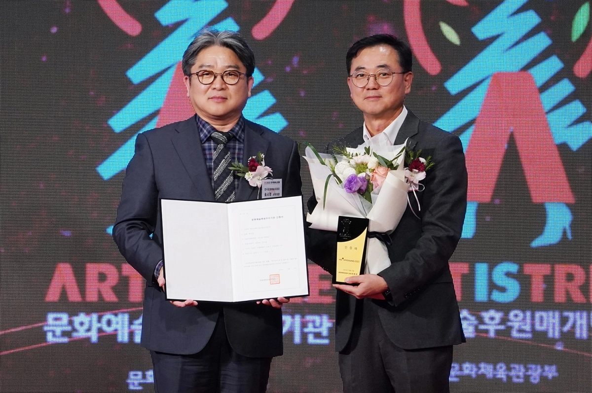 HS효성첨단소재가 11일 ‘2025 문화예술후원우수기관’에 신규 선정됐다. HS효성 최형식 커뮤니케이션실 상무(오른쪽), 한국문화예술위원회 송시경 사무처장(왼쪽). HS효성첨단소재 제공