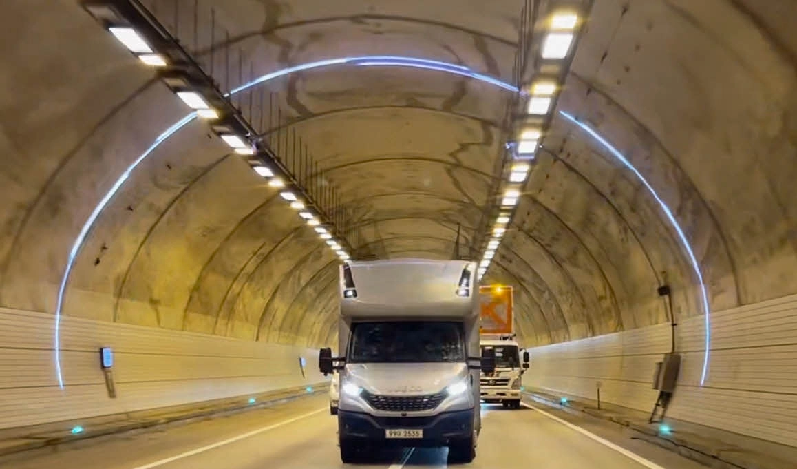 터널스캐너를 활용해 무차단 터널 점검을 하는 모습. 도로공사 제공