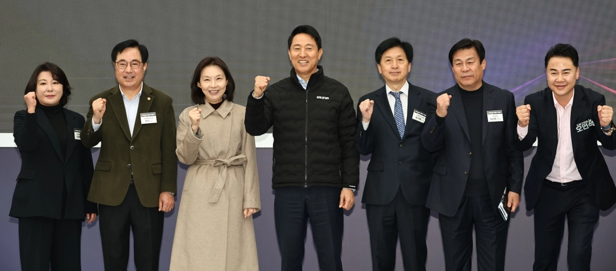 오세훈 서울시장이 24일 오전 서울 도봉구 방학사계광장에서 열린 ‘우이신설 연장선 도시철도 건설공사’ 기공식에서 참석자들과 기념사진을 찍고 있다. 오른쪽부터 오언석 도봉구청장, 김선동 국민의힘 도봉을 당협위원장, 오기형 더불어민주당 국회의원, 오 시장, 최호정 서울시의장, 박석 시의원, 이은림 시의원. 연합뉴스