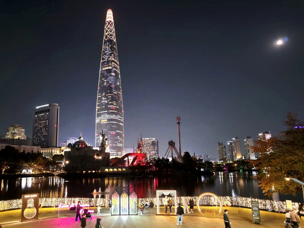 루미나리에 축제가 열리고 있는 서울 송파구 석촌호수의 야경 모습. 송파구 제공